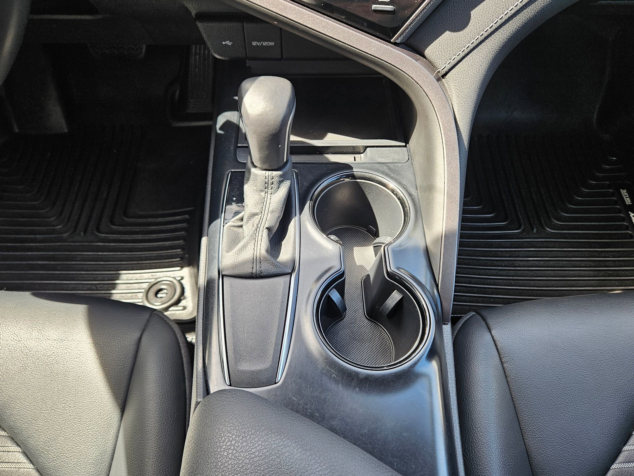 Used 2020 Toyota Camry SE w/ Convenience Package image 12