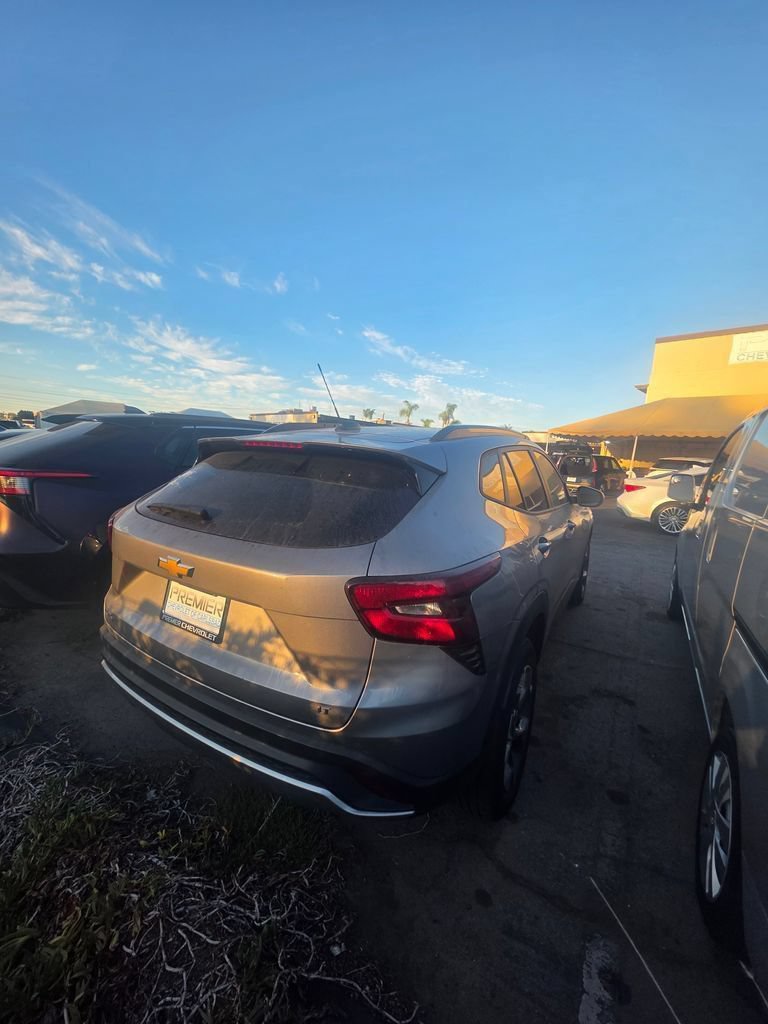 Used 2025 Chevrolet Trax LT FWD image 4