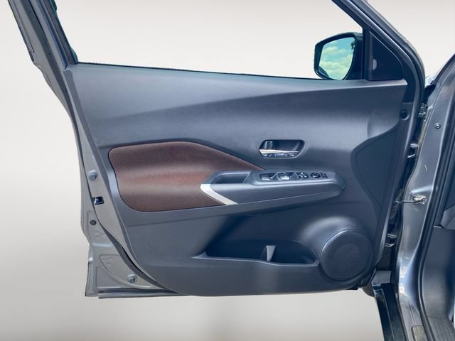 Used 2021 Nissan Kicks SR w/ Interior Electronics Package FWD image 16