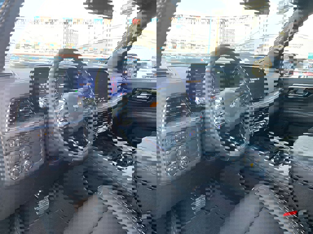 Used 2025 Chevrolet Suburban Premier image 29