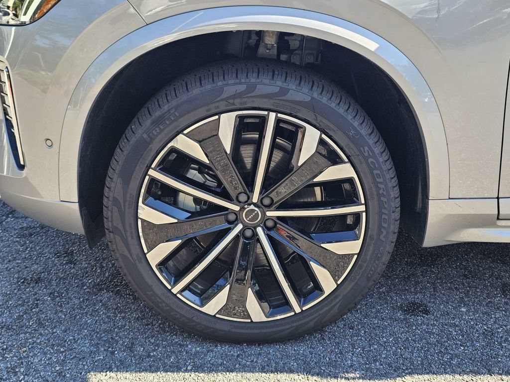 Certified 2025 Volvo XC90 B5 Plus AWD/4WD image 11