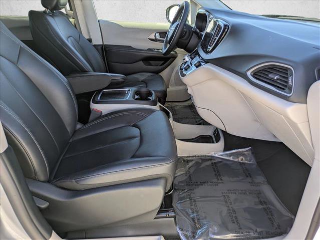 Used 2024 Chrysler Pacifica Touring-L FWD image 20