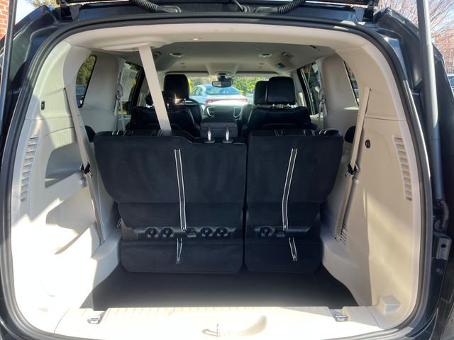 Used 2023 Chrysler Pacifica Touring-L image 14