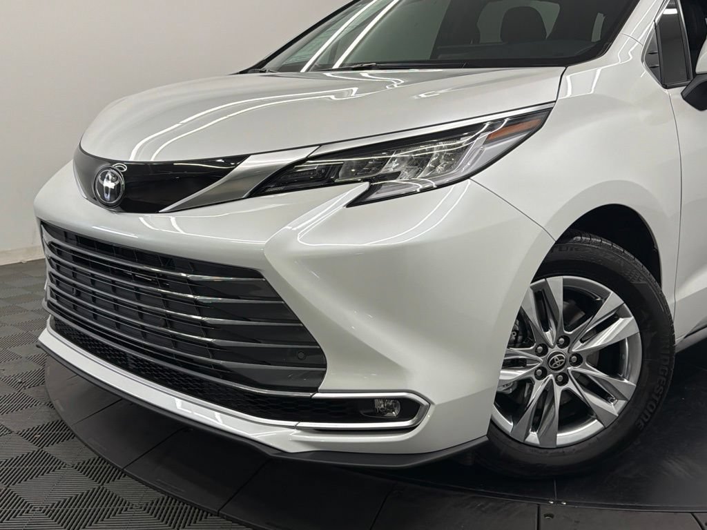 Used 2026 Toyota Sienna Limited FWD image 4
