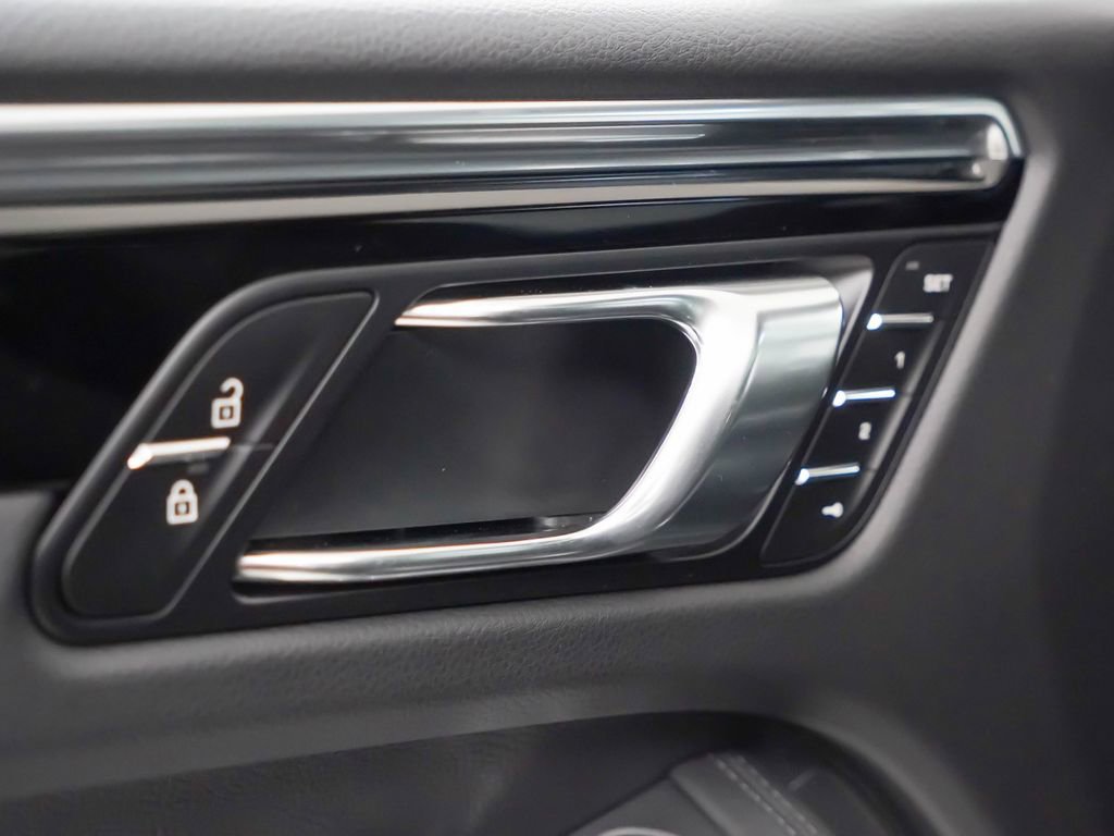 Used 2026 Porsche Macan AWD/4WD image 19