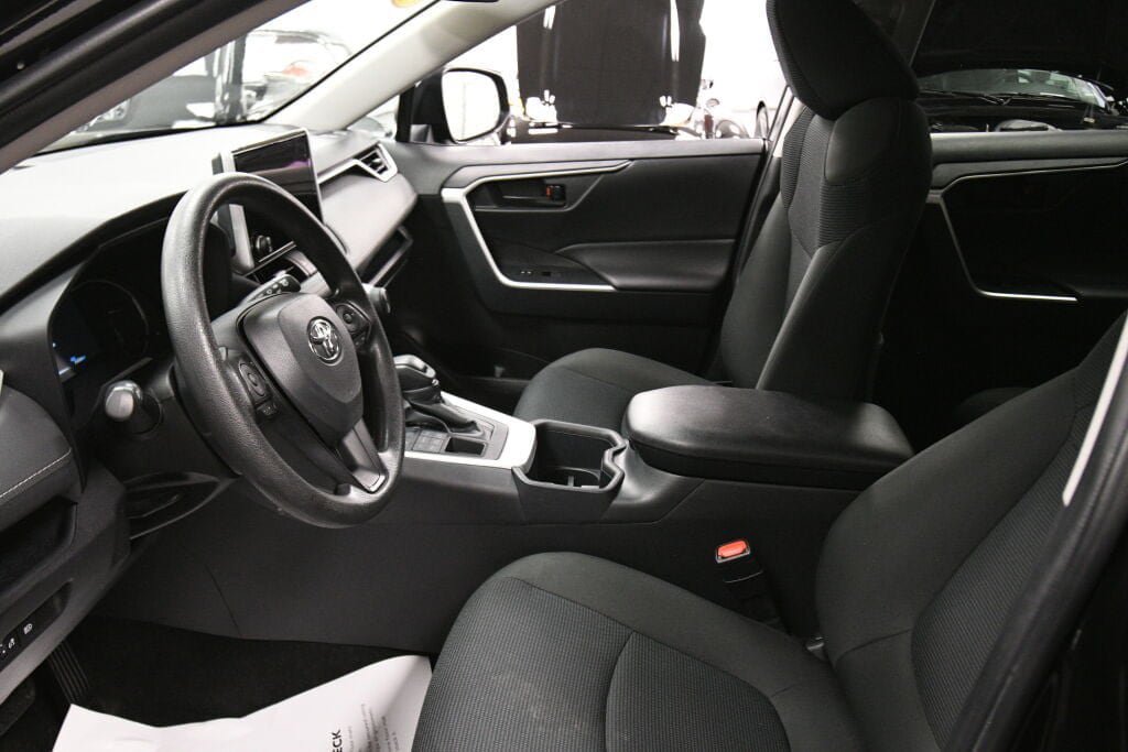 Certified 2025 Toyota RAV4 LE AWD/4WD image 17