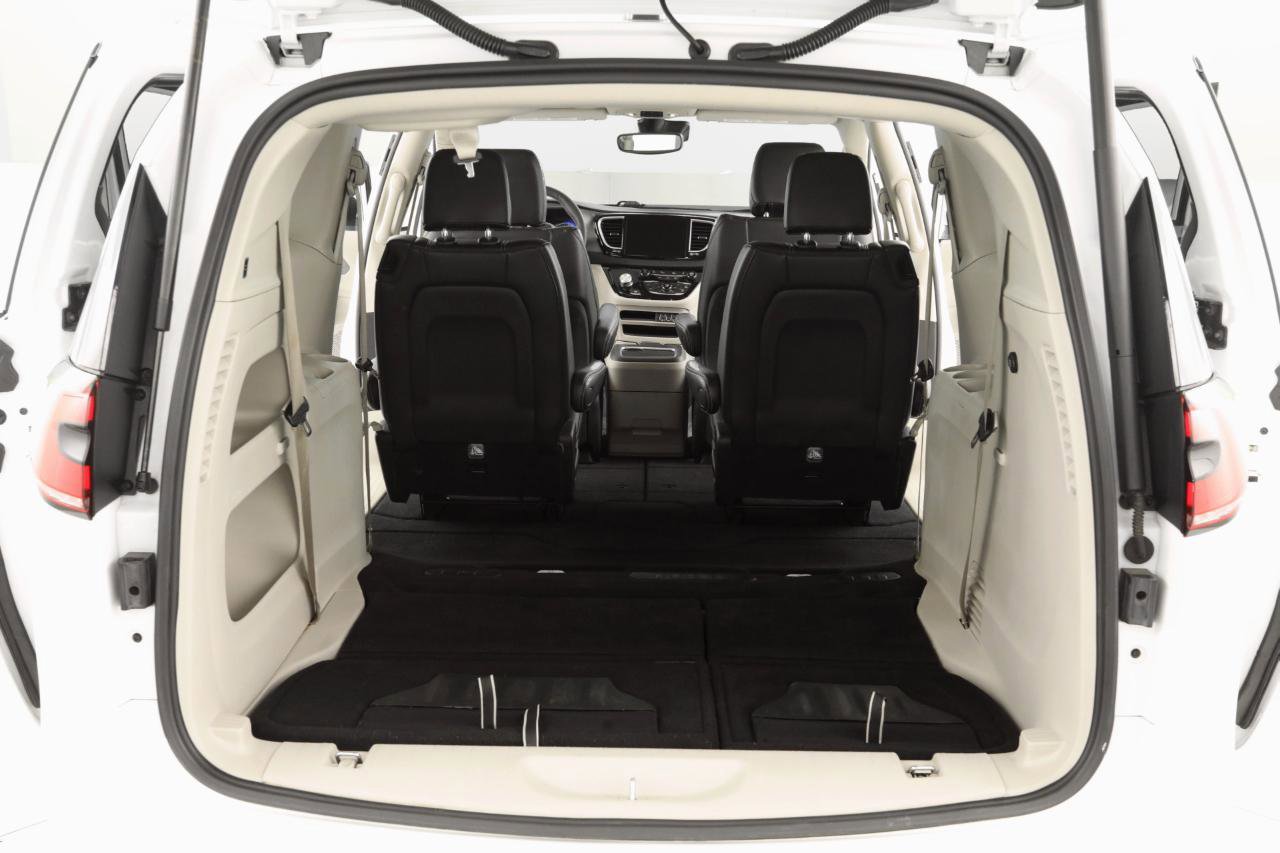 Used 2023 Chrysler Pacifica Touring-L image 32