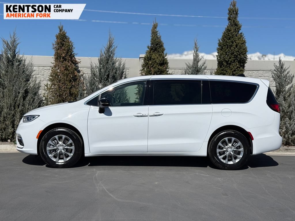 Used 2026 Chrysler Pacifica Limited AWD/4WD image 4