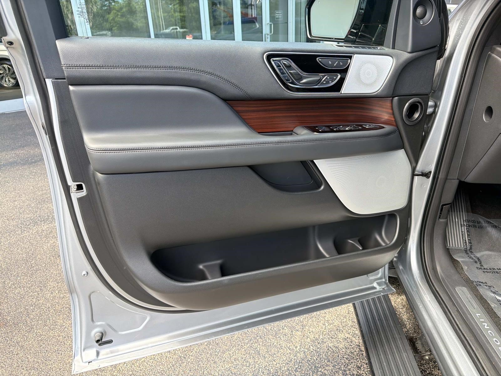 Used 2023 Lincoln Navigator Reserve AWD/4WD image 17