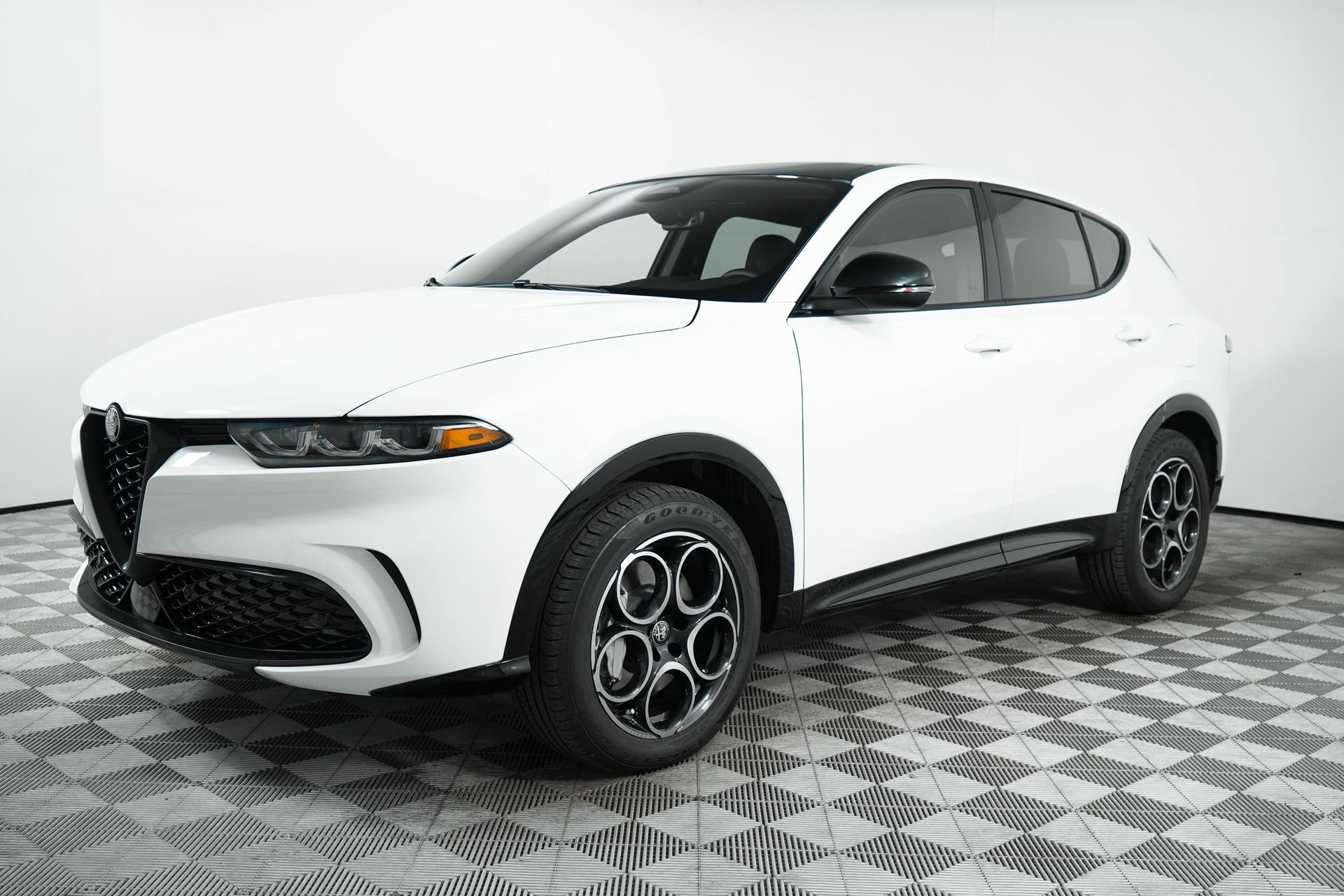 New 2025 Alfa Romeo Tonale w/ Premium Package image 3