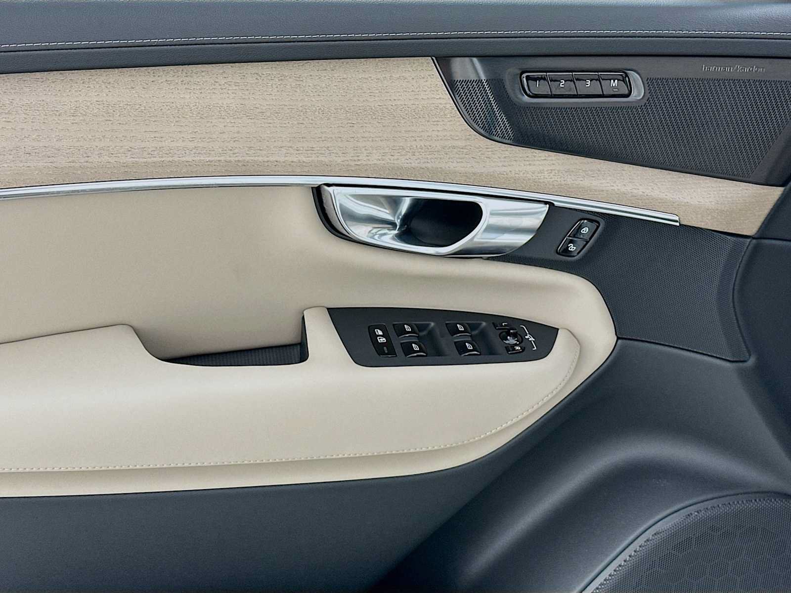 New 2026 Volvo XC90 T8 Ultra w/ Protection Package Premier AWD/4WD image 16