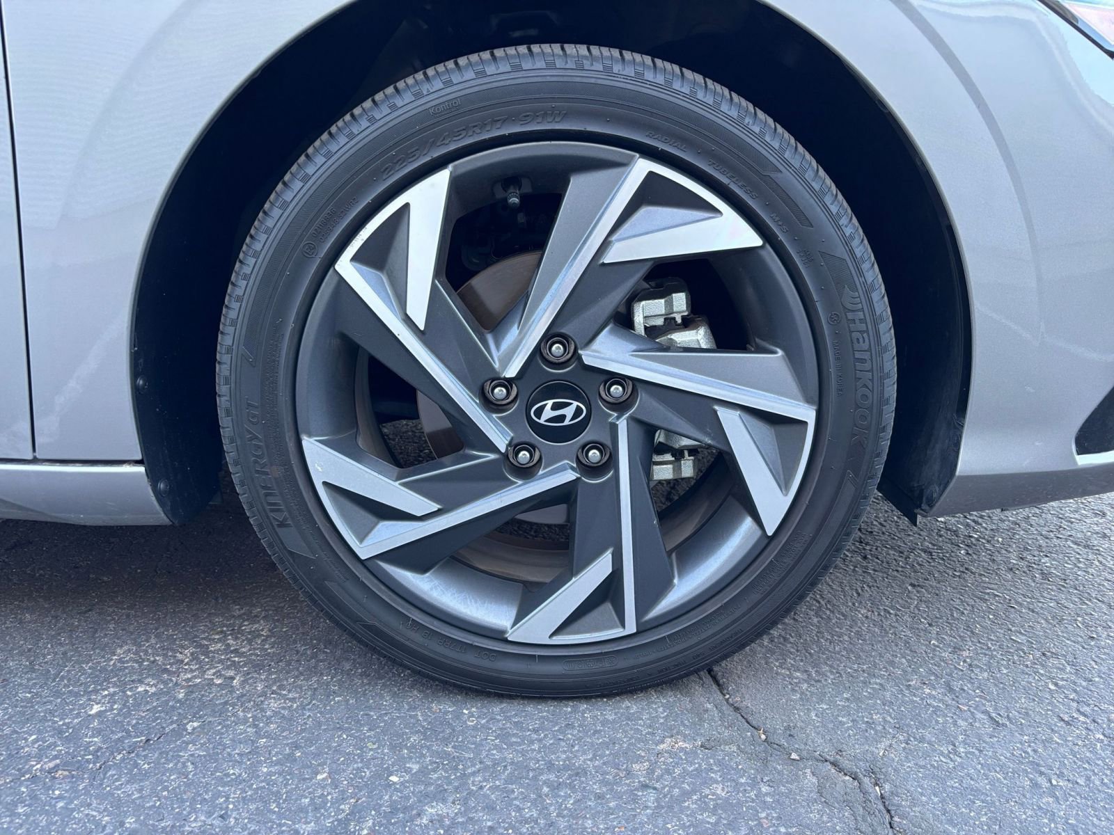 Used 2025 Hyundai Elantra Limited image 32