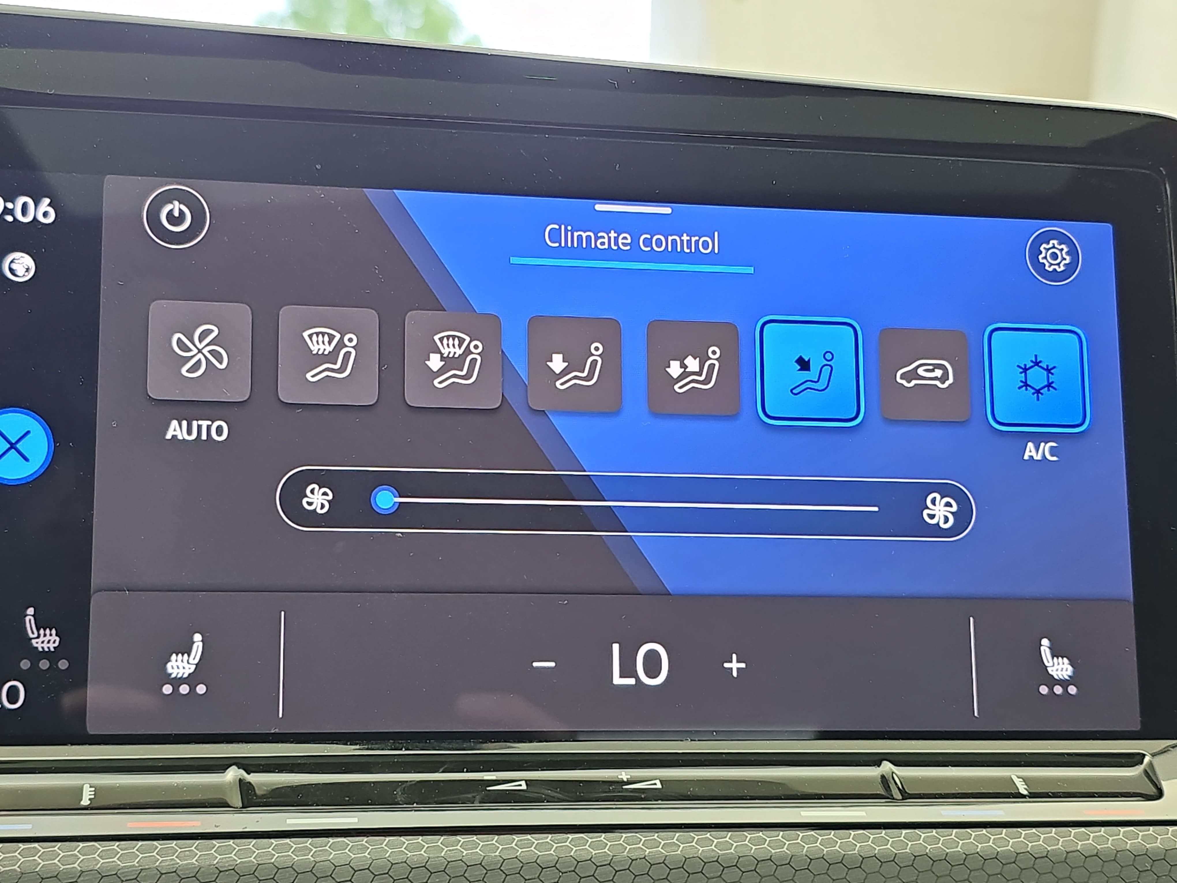 Certified 2024 Volkswagen GTI SE FWD image 23