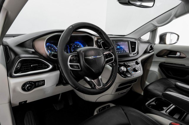 Used 2019 Chrysler Pacifica Touring-L FWD image 13