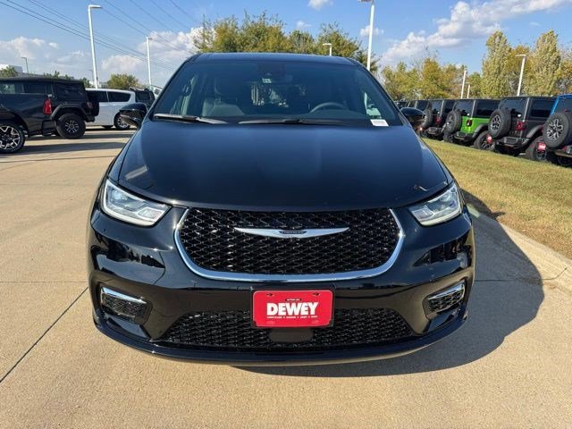 New 2026 Chrysler Pacifica Select image 2