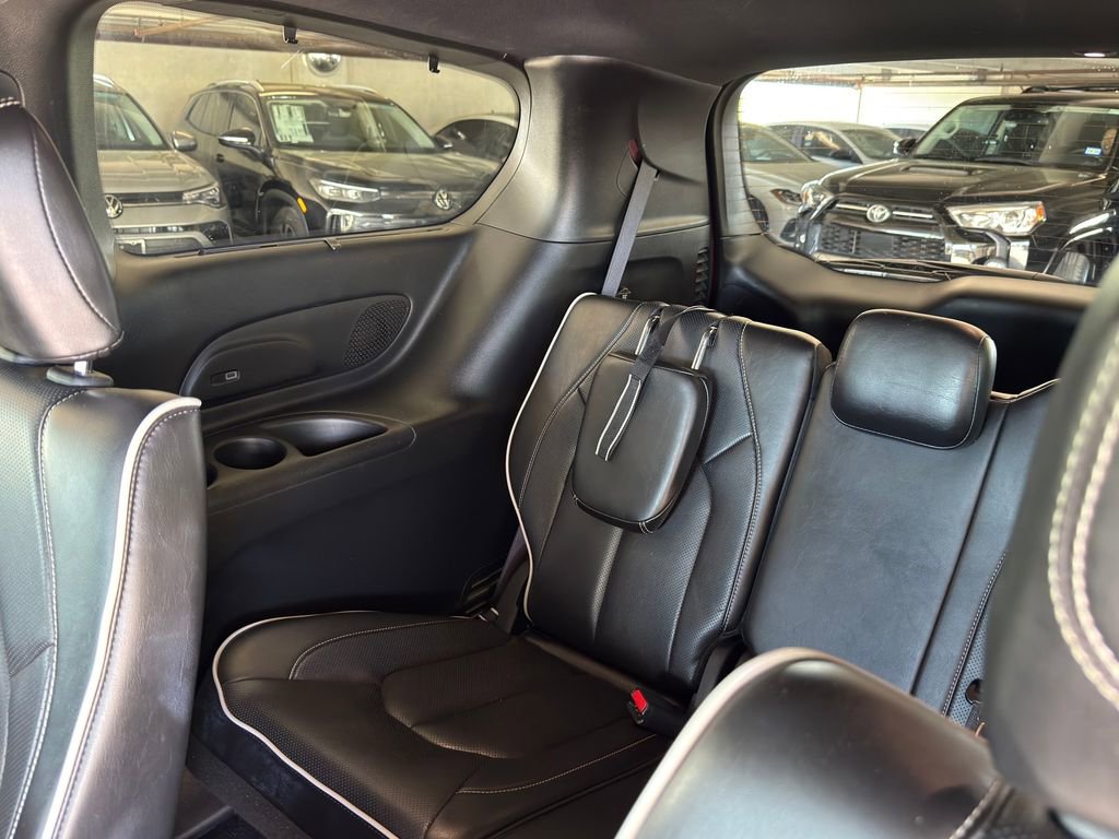 Used 2025 Chrysler Pacifica Limited image 29