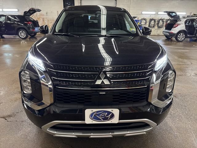 Used 2024 Mitsubishi Outlander SE image 2