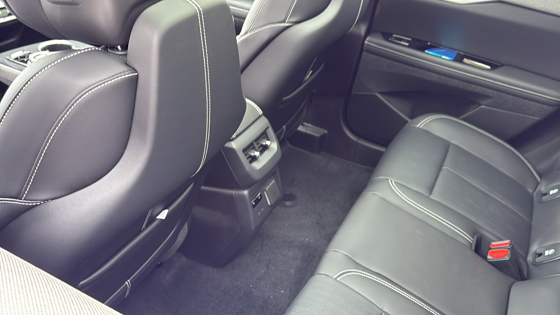 New 2026 Cadillac Optiq Luxury 2 image 30