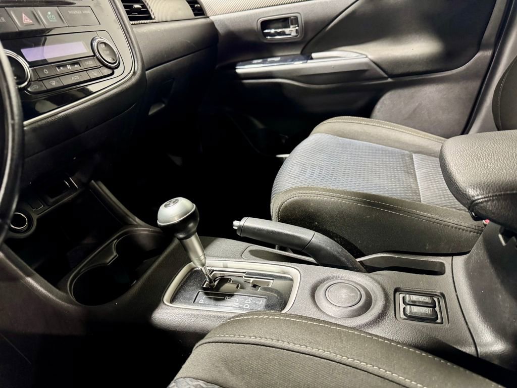Used 2016 Mitsubishi Outlander SE image 19