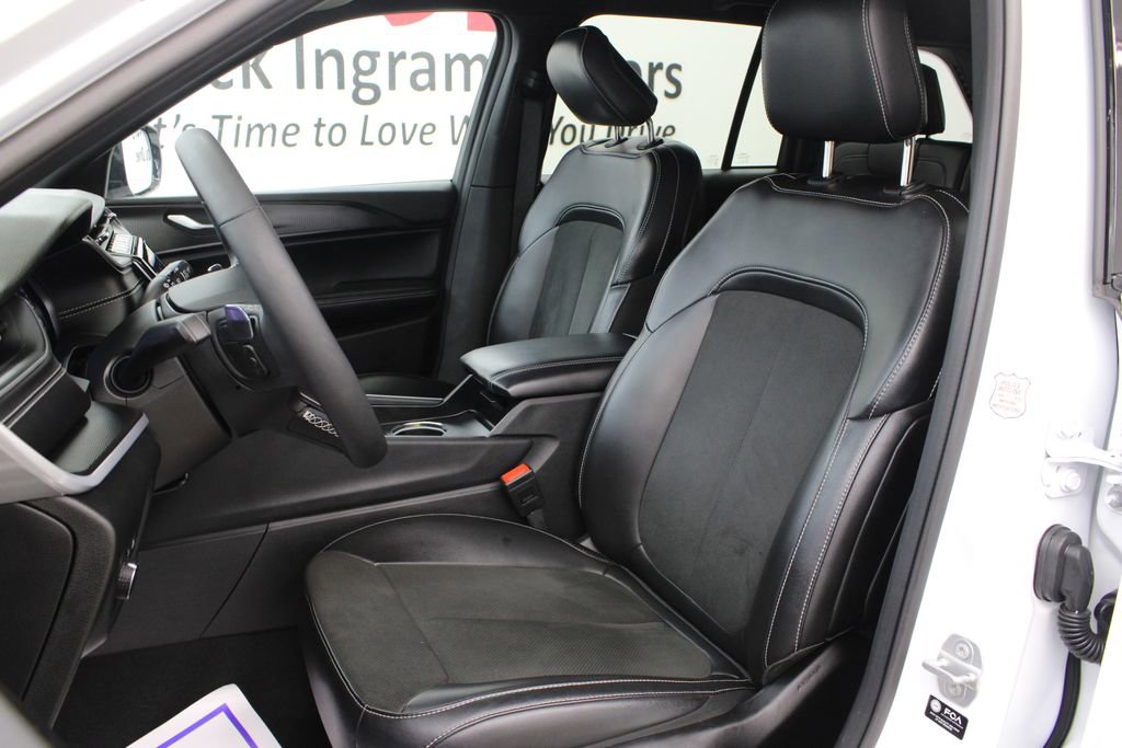 Used 2025 Jeep Grand Cherokee Altitude AWD/4WD image 14