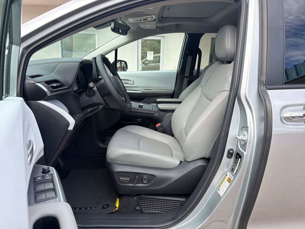 Used 2025 Toyota Sienna XLE image 10