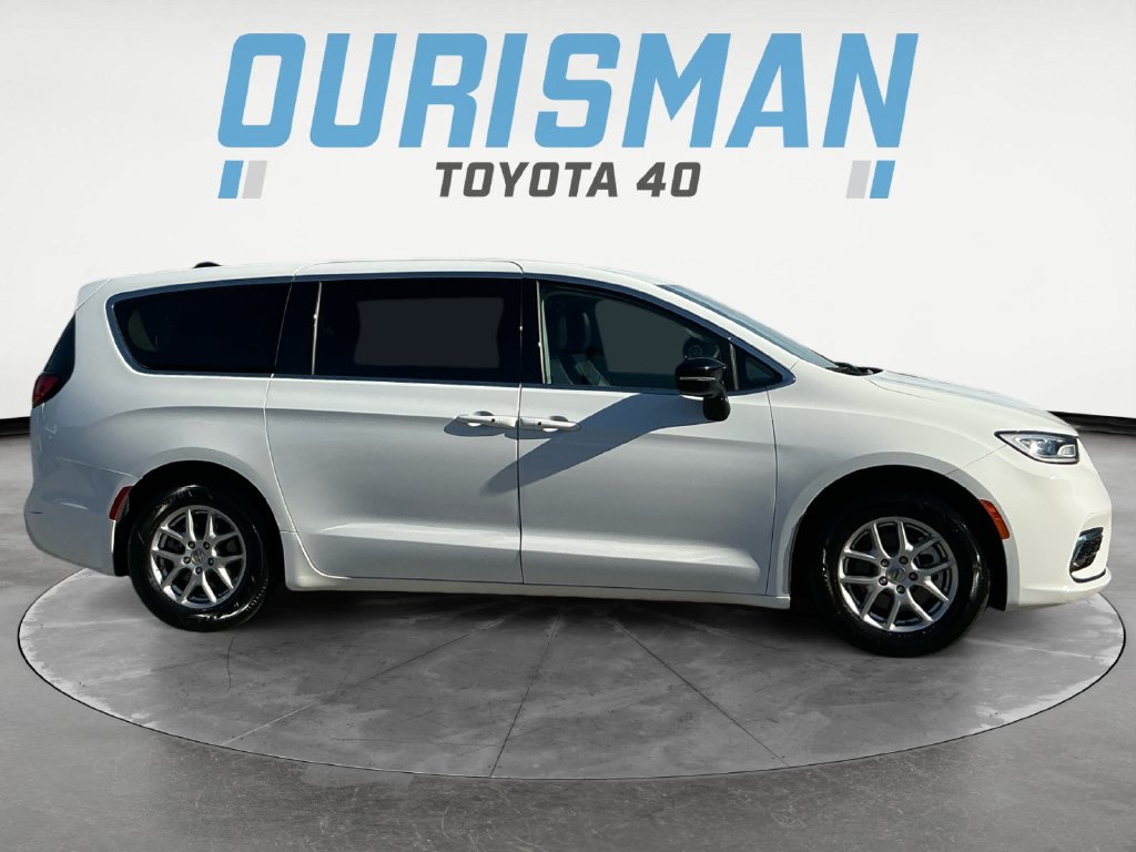 Used 2024 Chrysler Pacifica Touring-L FWD image 8
