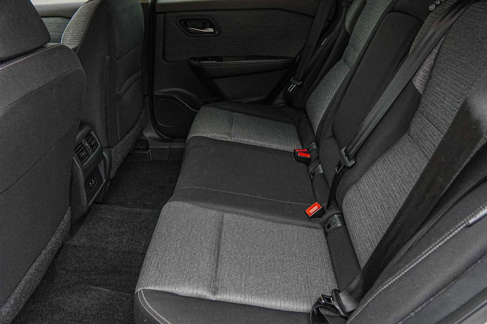 Used 2023 Nissan Rogue SV image 30