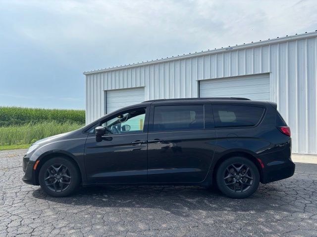 Used 2018 Chrysler Pacifica Touring-L w/ Premium Audio Group FWD image 2