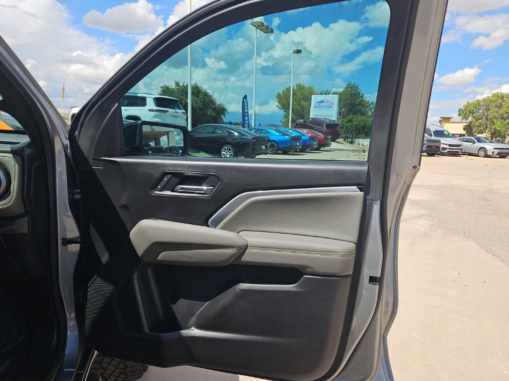 Used 2025 Chevrolet Colorado ZR2 w/ Technology Package AWD/4WD image 18