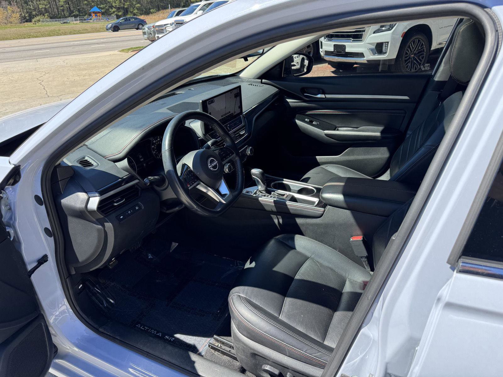 Used 2023 Nissan Altima 2.5 SR w/ SR Premium Package image 2