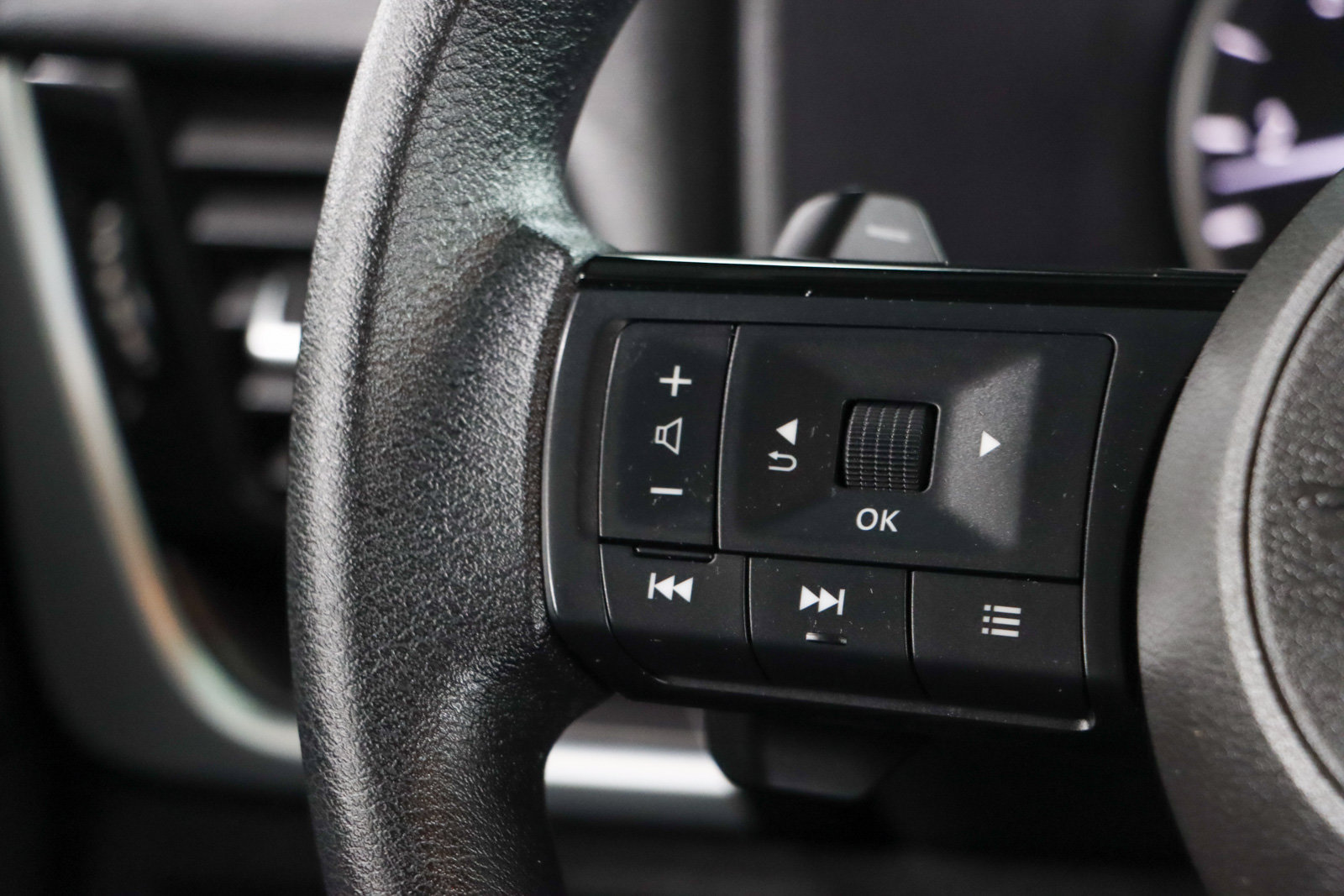Used 2022 Nissan Rogue SV FWD image 13