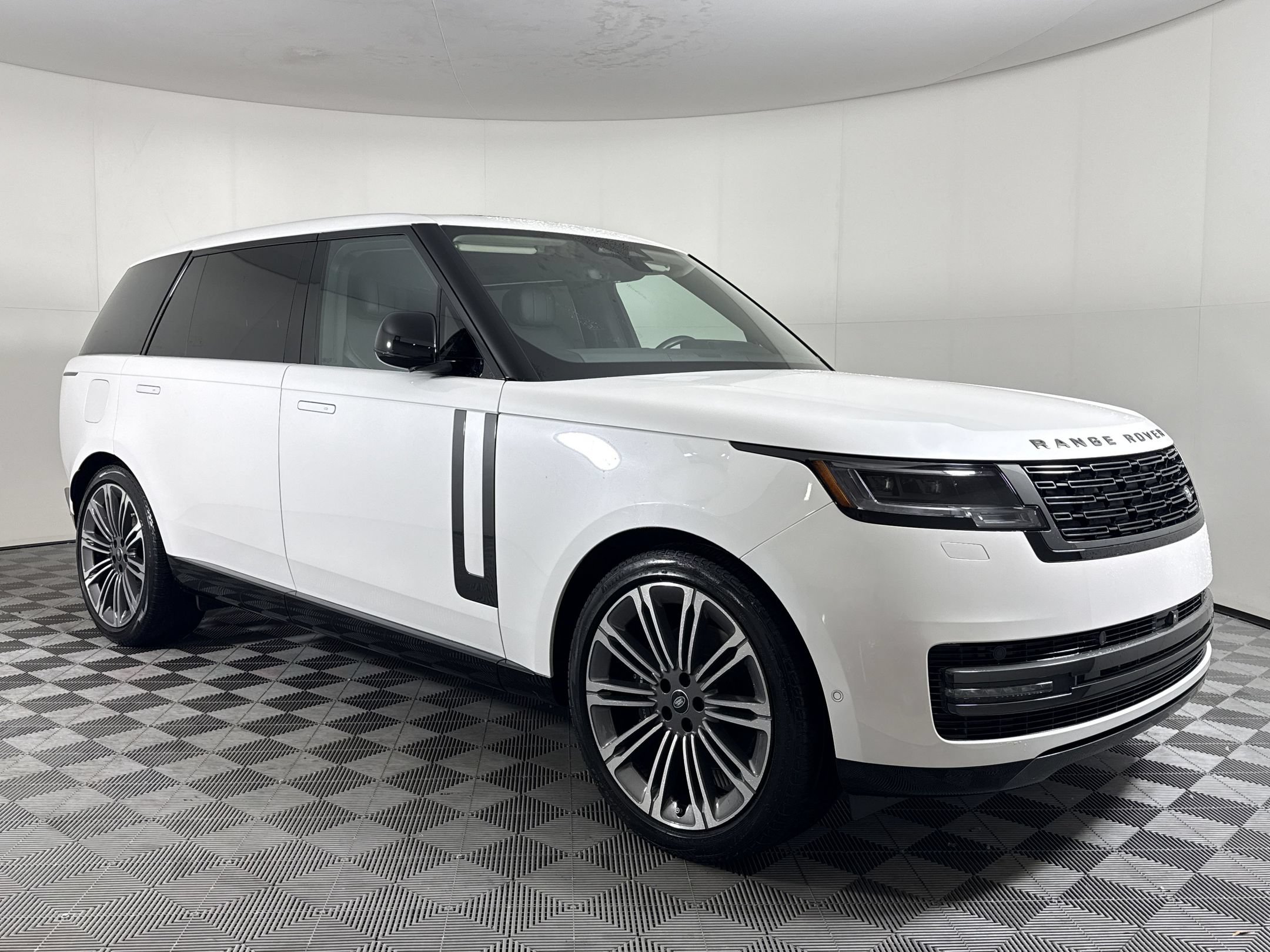 Used 2024 Land Rover Range Rover Long Wheelbase SE AWD/4WD image 8