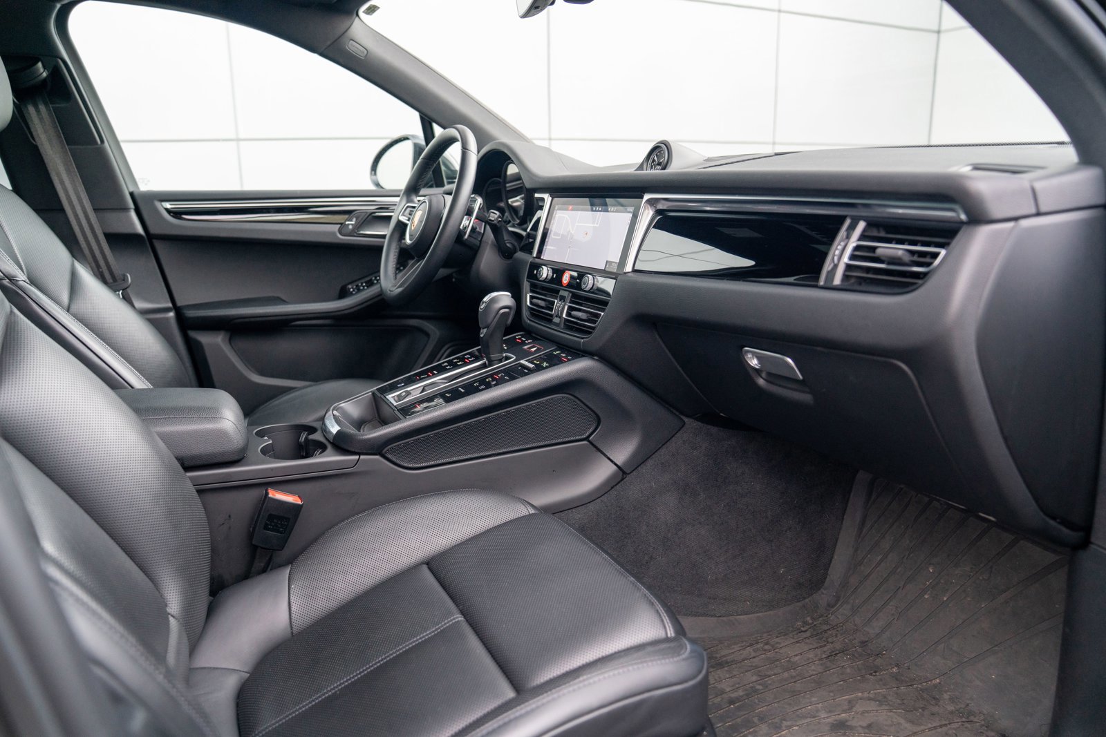 Used 2022 Porsche Macan S image 25