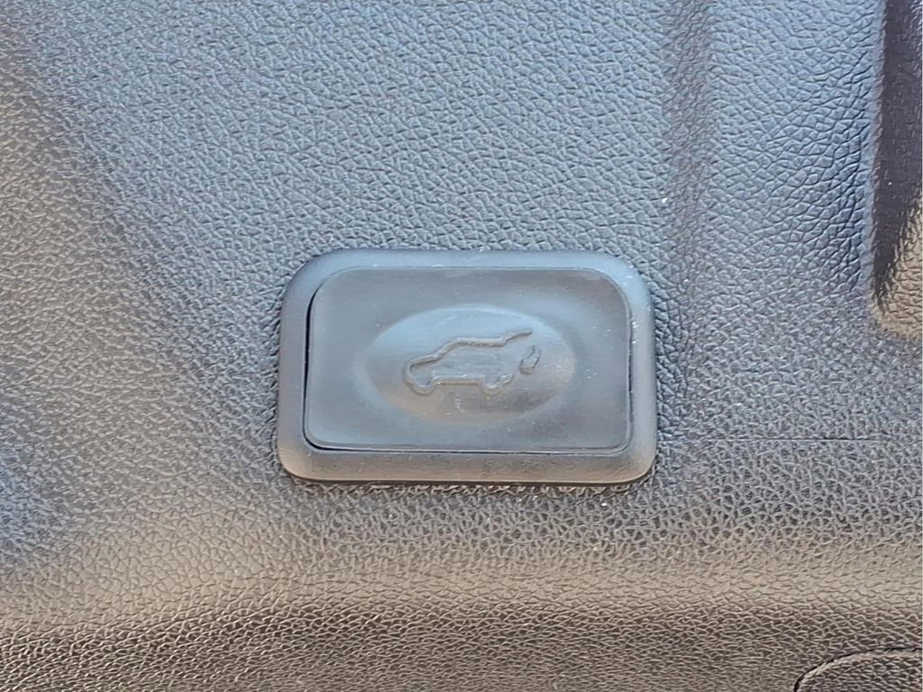 Used 2015 GMC Acadia SLT image 15