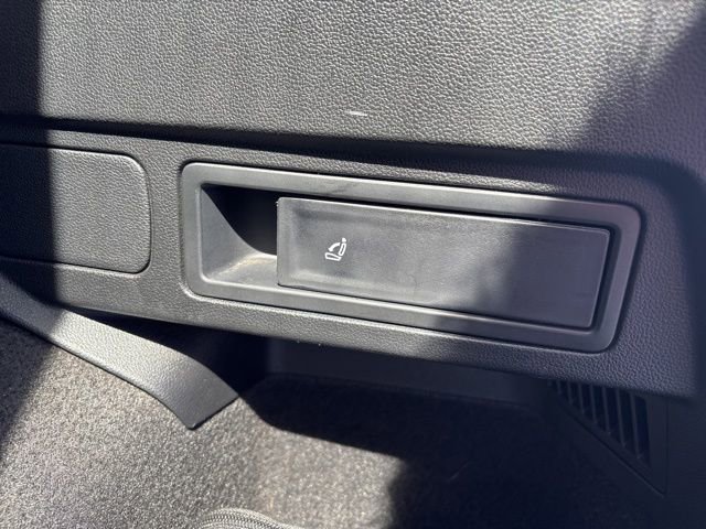 Used 2024 Volkswagen Tiguan Wolfsburg Edition image 41