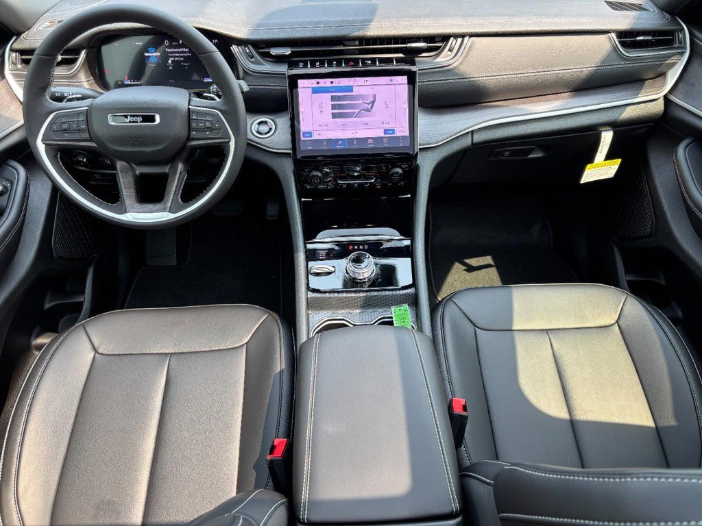 New 2025 Jeep Grand Cherokee L Limited w/ Black Appearance Package image 10