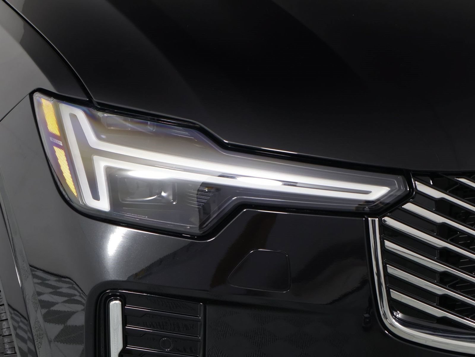 New 2026 Volvo XC90 B6 Plus w/ Protection Package AWD/4WD image 14