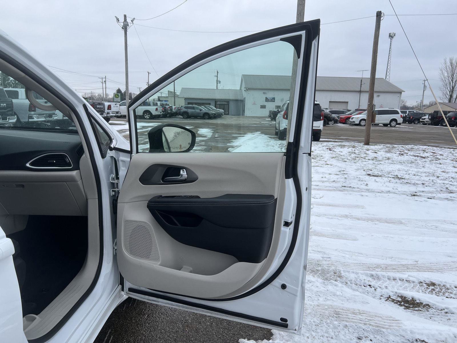 Used 2024 Chrysler Pacifica Touring-L image 35