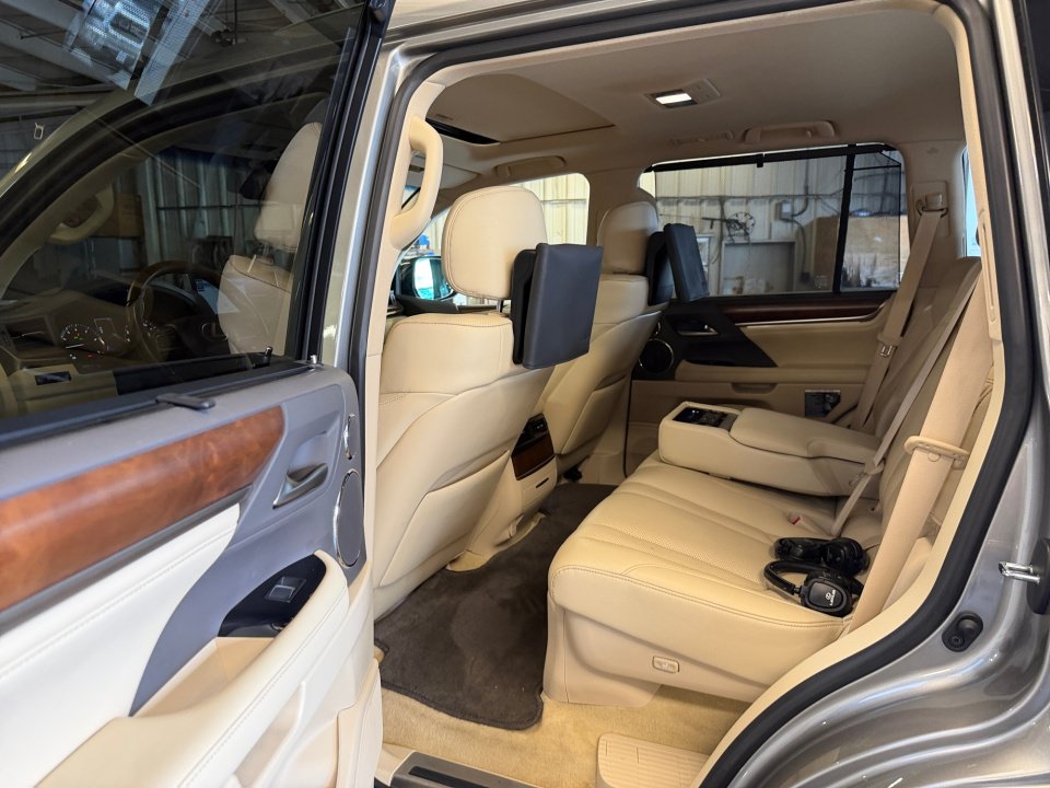 Used 2021 Lexus LX 570 4WD w/ Luxury Package image 34