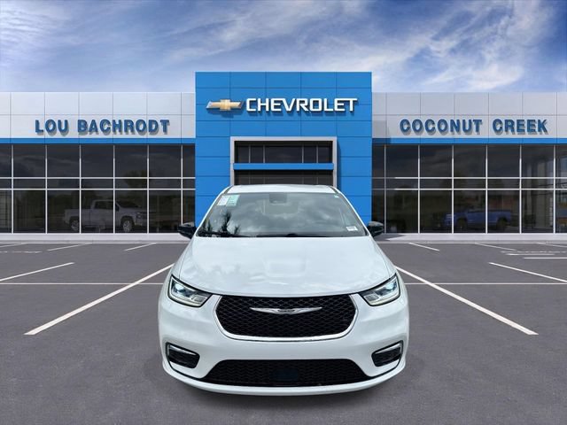 Used 2024 Chrysler Pacifica Touring FWD image 3
