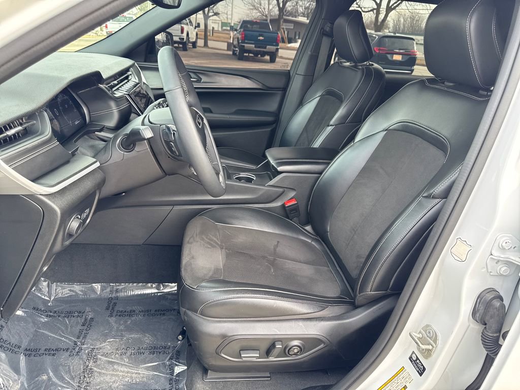 Certified 2024 Jeep Grand Cherokee L Laredo image 11