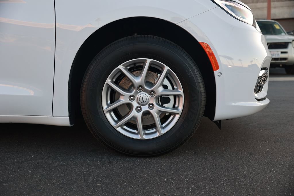 New 2026 Chrysler Pacifica Select image 8