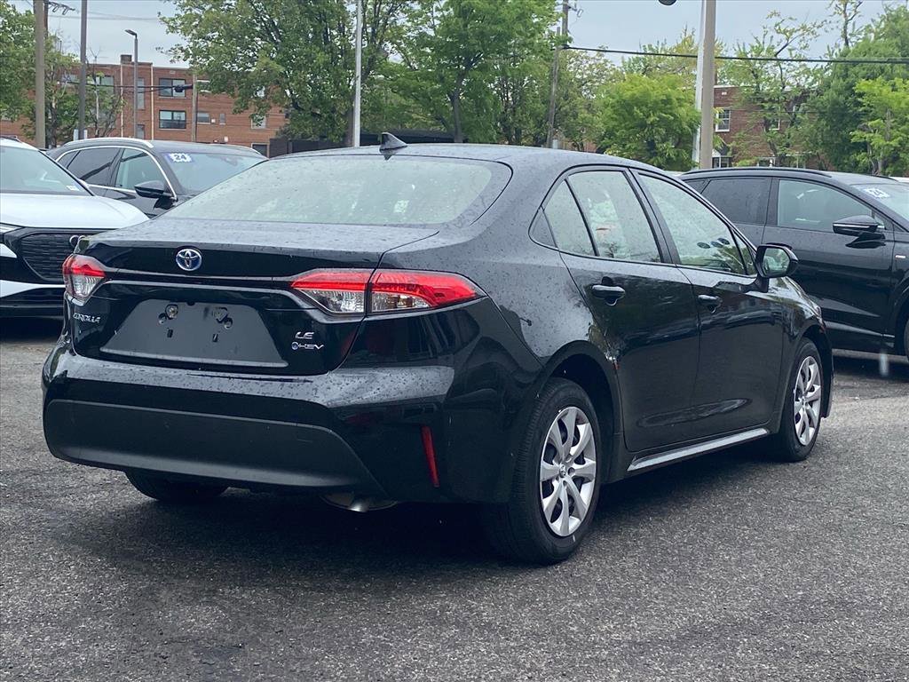 Used 2025 Toyota Corolla LE image 3