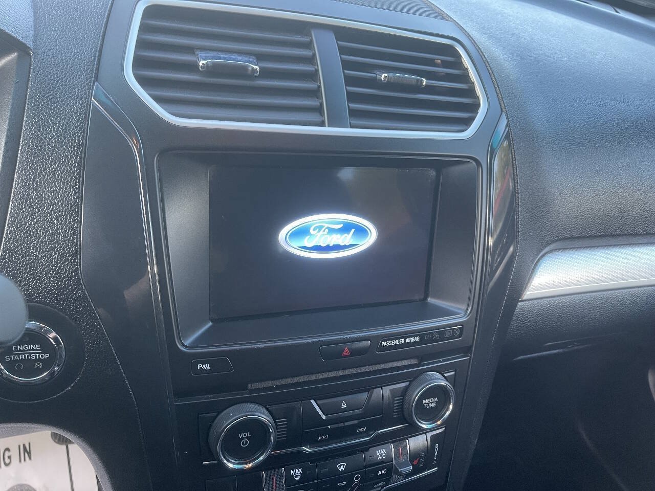Used 2017 Ford Explorer XLT w/ Equipment Group 202A AWD/4WD image 17