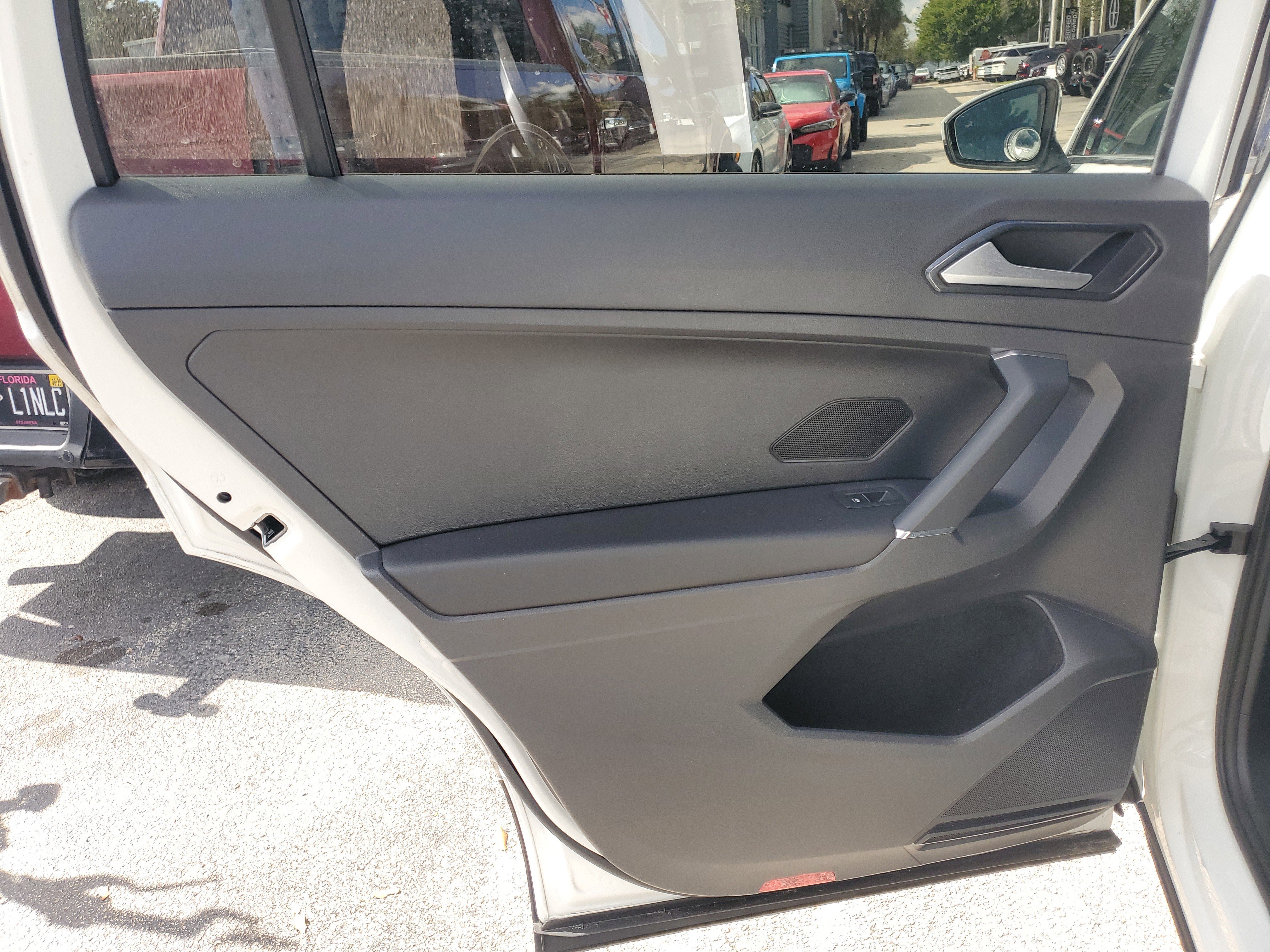 Used 2018 Volkswagen Tiguan SEL Premium image 11