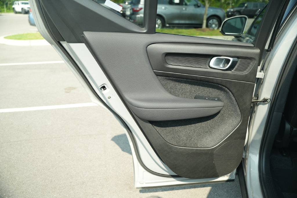 Used 2025 Volvo XC40 B5 Plus AWD/4WD image 18