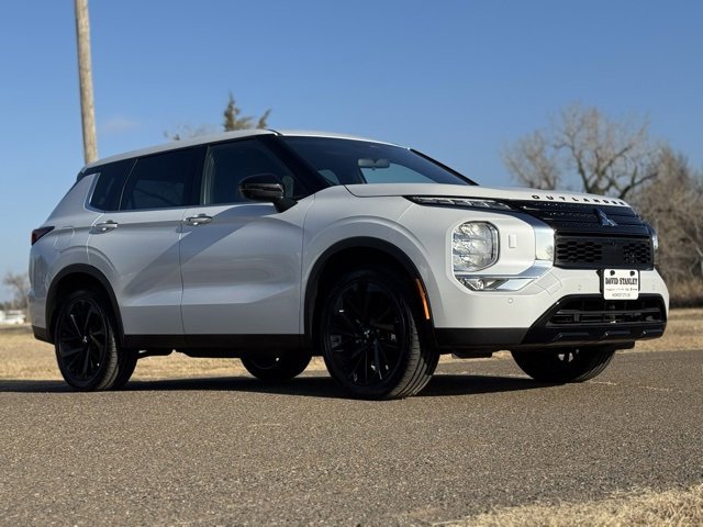 Used 2023 Mitsubishi Outlander SE Black Edition image 2