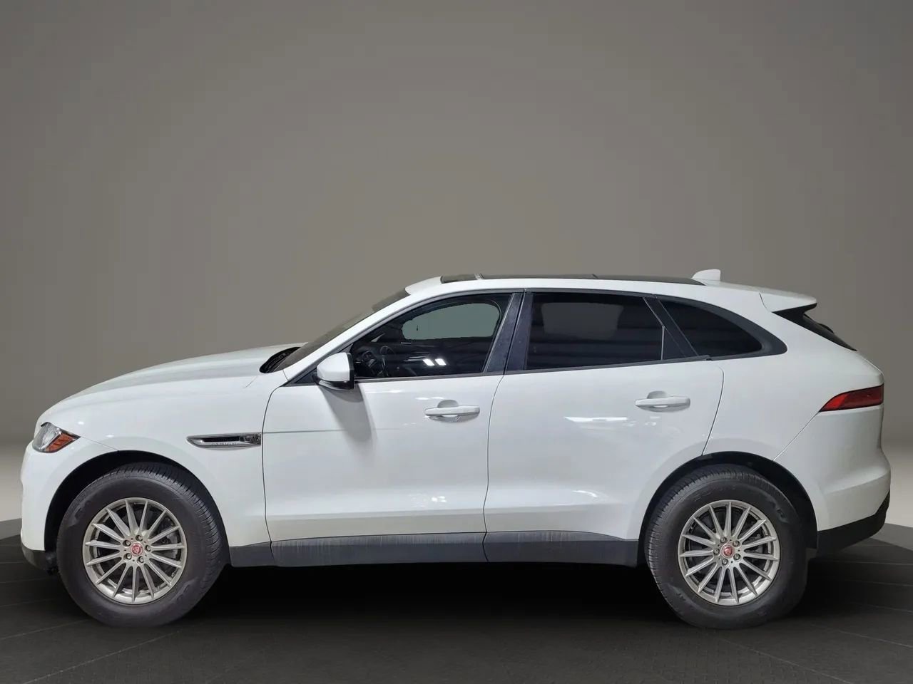 Used 2018 Jaguar F-PACE image 8