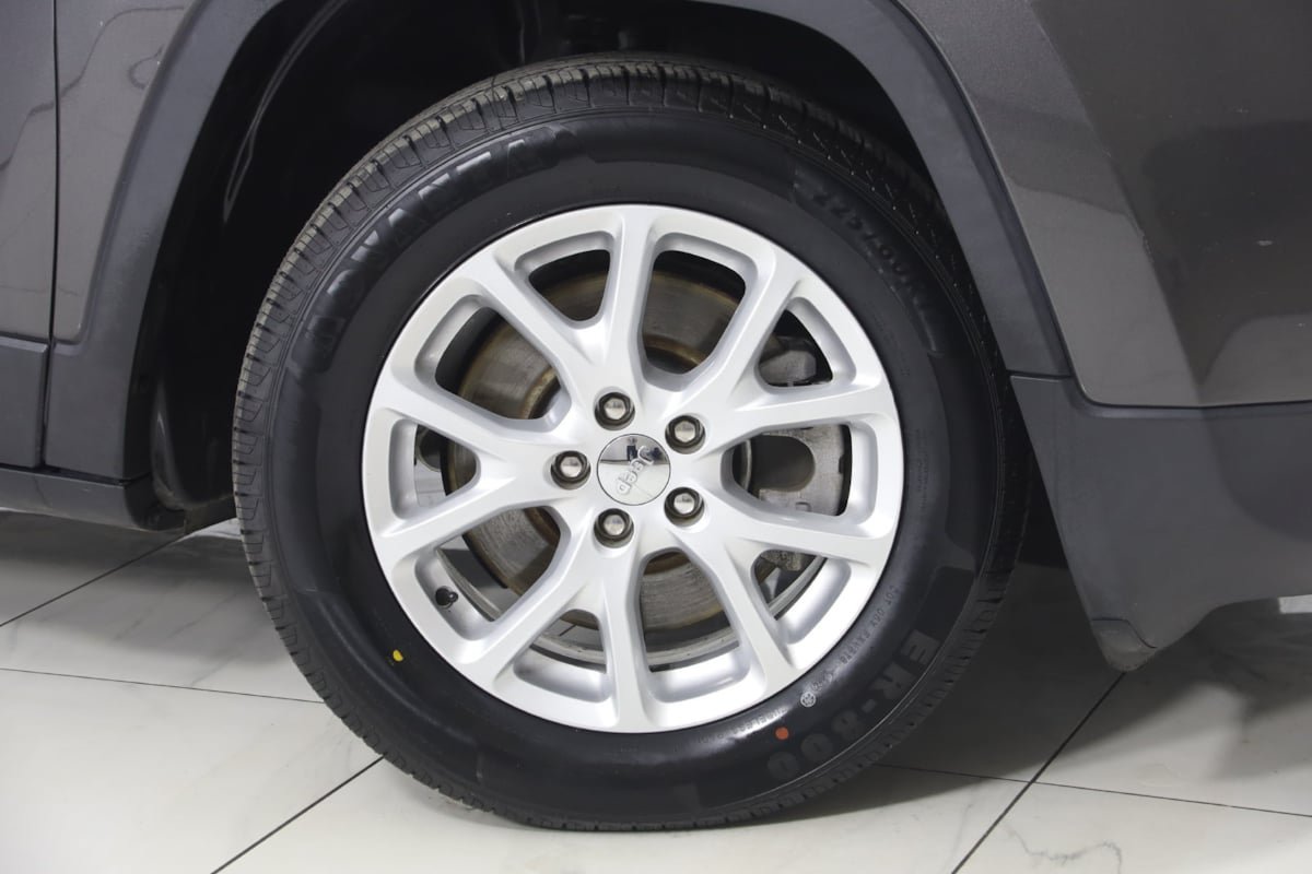 Used 2018 Jeep Cherokee Latitude Plus w/ Cold Weather Group FWD image 13