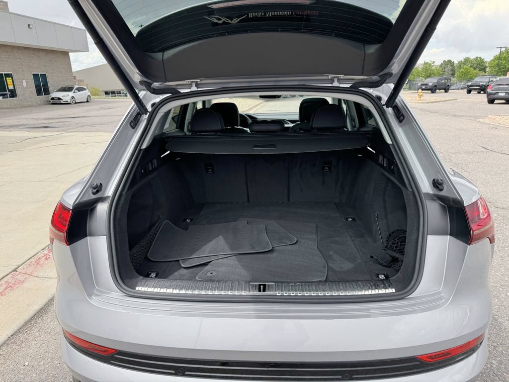 Used 2022 Audi e-tron Premium w/ Convenience Plus Package AWD/4WD image 9